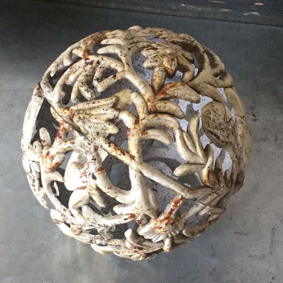 Spheres red cream floral geometric orbs classic decor timeless - Picture 5 of 10